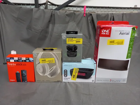 BOX OF APPROX 30 ASSORTED ELECTRICAL ITEMS TOO INCLUDE EARPHONES, AERIALS AND FIRE STICK 