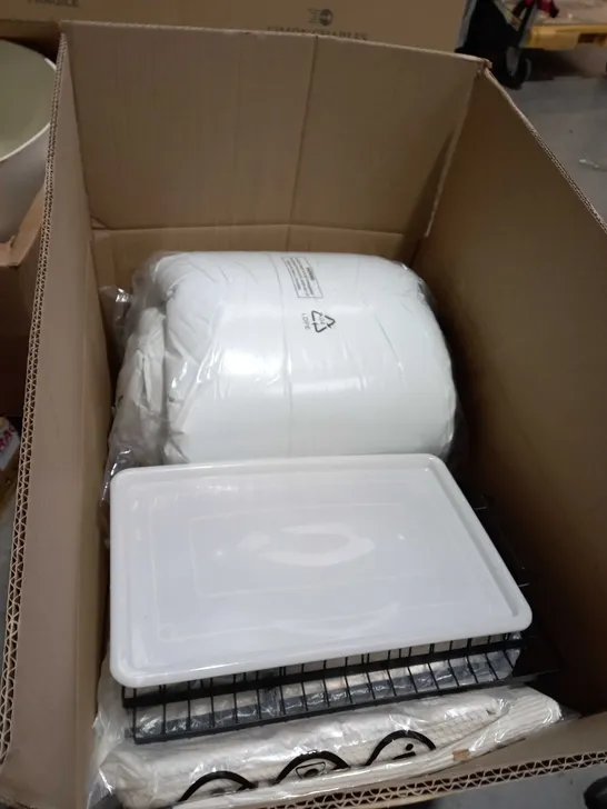 BOX OF APPROXIMATELY 10 ASSORTED ITEMS TO INCLUDE DUVET, LAMPSHADE BASE, DRYING RACK ETC