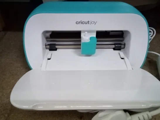 CRICUT JOY | COMPACT SMART CUTTING MACHINE STARTER BUNDLE