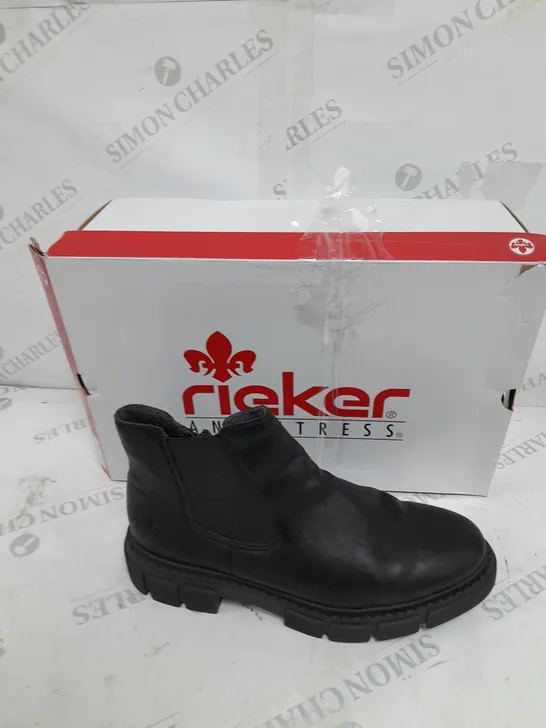 BOXED PAIR OF RIEKER CHUNKY ANKLE BOOTS IN BLACK SIZE 7.5 