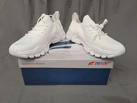 BOXED PAIR OF FINILY WARMUP SHOES IN WHITE UK SIZE 7