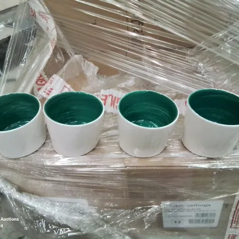 PALLET CONTAINING LARGE AMOUNT OF TILTED SIDE POTS/RAMEKINS (GREEN AND WHITE)