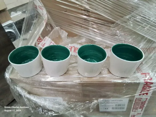 PALLET CONTAINING LARGE AMOUNT OF TILTED SIDE POTS/RAMEKINS (GREEN AND WHITE)