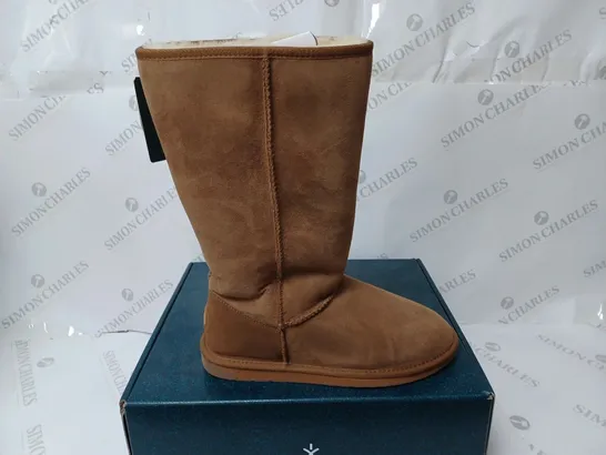 BOXED PAIR OF EMU ORIGINALS COLLECTION TAN STINGER HI WATER RESISTANT BOOTS - SIZE 8