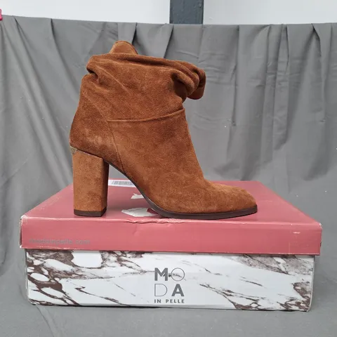 BOXED PAIR OF MODA IN PELLE SUEDE MID LENGTH RUCHED BOOTS IN TAN SIZE 6