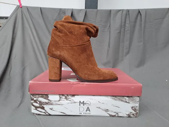 BOXED PAIR OF MODA IN PELLE SUEDE MID LENGTH RUCHED BOOTS IN TAN SIZE 6