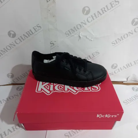 BOXED PAIR OF KICKERS TOVNI LACER LEATHER JUNIOR BLACK SIZE 34 