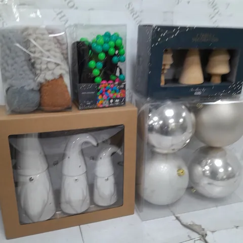 BOX OF APPROX 15 ASSORTED ITEMS TO INCLUDE - TABLE DECORATION, BAUBLES, STRING LIGHTS ETC