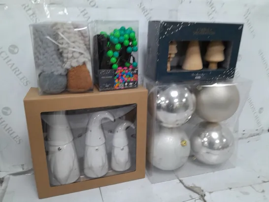 BOX OF APPROX 15 ASSORTED ITEMS TO INCLUDE - TABLE DECORATION, BAUBLES, STRING LIGHTS ETC