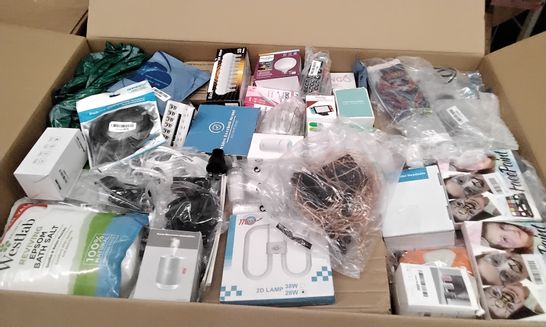 PALLET OF ASSORTED ITEMS INCLUDING USB HUMIDIFIER, FAIRY STRIN LIGHTS, PLUG EXTENSION, SNOW MOUNTAIN HUMIDIFIER, VIDEO DOORBELL MOUNT, DELUXE COMPUTER CABLE 