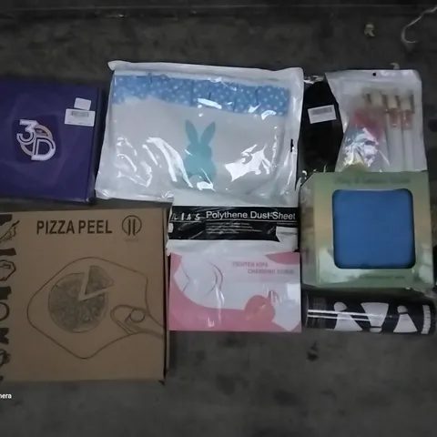 PALLET OF ASSORTED ITEMS INCLUDING PIZZA PEEL, 3D LIGHT DECOR, TIGHTEN HIPS CHARMING CURVE, PLAY & LEARN CUBE, BADMINTON SHUTTLECOCKS, SCALP BRUSH