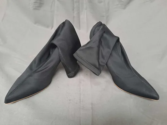 BOXED PAIR OF DESIGNER POINTED TOE HEELED SHOES IN BLACK EU SIZE 40