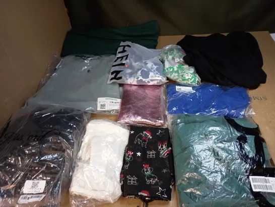 LOT OF A SIGNIFICANT QUANTITY OF ASSORTED CLOTHING AND ACCESSORIES TO INCLUDE; T-SHIRTS, JUMPERS ETC