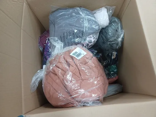 LARGE QUANTITY OF ASSORTED CLOTHING TO INCLUDE COATS, JUMPERS, CARDIGANS, ETC