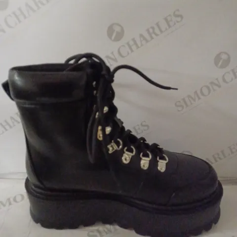 PAIR OF KOI WOMEN'S HYDRA ALL BLACK MATRIX PLATFORM BOOTS SIZE 6