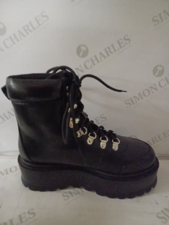 PAIR OF KOI WOMEN'S HYDRA ALL BLACK MATRIX PLATFORM BOOTS SIZE 6