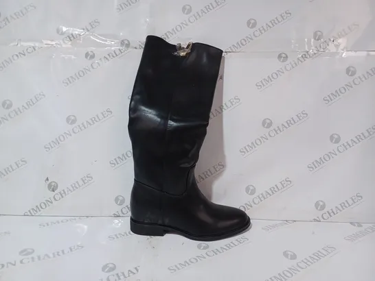 BOXED PAIR OF DESIGNER KNEE HIGH BOOTS IN BLACK W. GOLD DETAIL EU SIZE 40