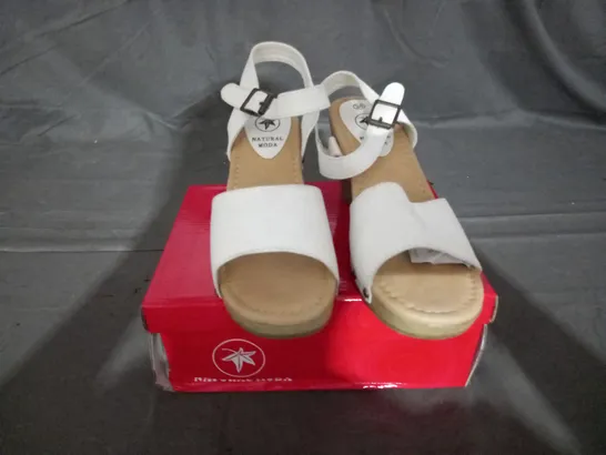 APPROXIMATELY 12 BOXED PAIR OF BLOCK HEELED SANDALS VARIOUS SIZES TO INCLUDE SIZE 38EU 