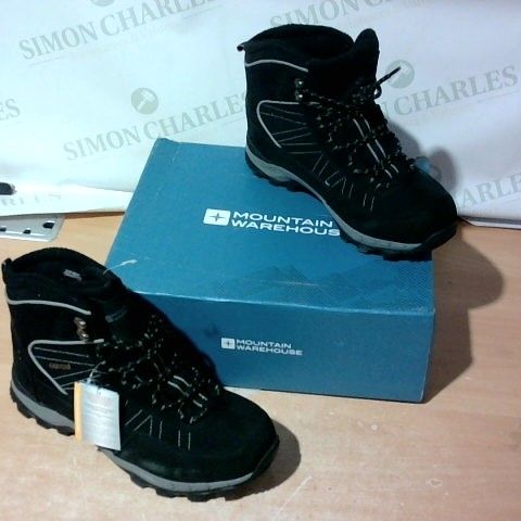 BOXED PAIR OF MOUNTAIN WAREHOUSE BOOTS SIZE 11