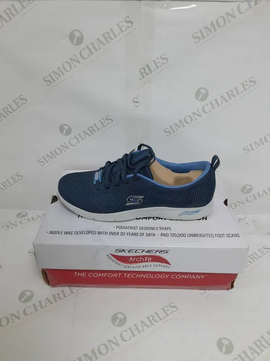 BOXED PAIR OF SKECHERS ARCH FIT TRAINERS IN NAVY SIZE 6