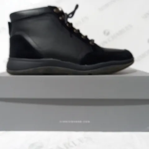 BOXED PAIR OF VIONIC WHITLEY HIKER BOOTS IN BLACK SIZE 7