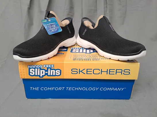 BOXED PAIR OF SKECHERS GO-WALK SHOES IN BLACK UK SIZE 6.5