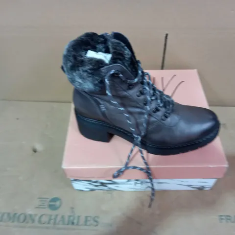 BOXED PAIR OF MODA IN PELLE BOOTS - SIZE 41