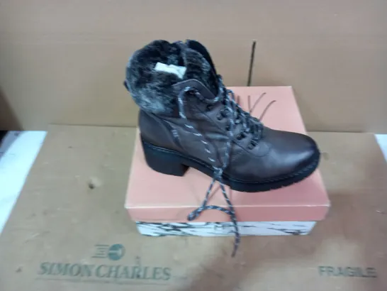 BOXED PAIR OF MODA IN PELLE BOOTS - SIZE 41