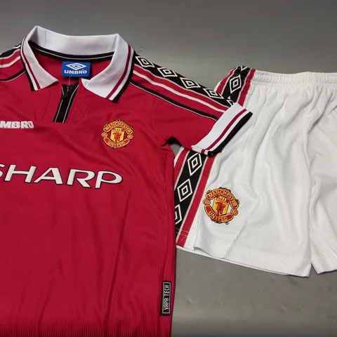 UMBRO MANCHESTER UNITED FOOTBALL KIT - GIGGS 11 - SIZE 22