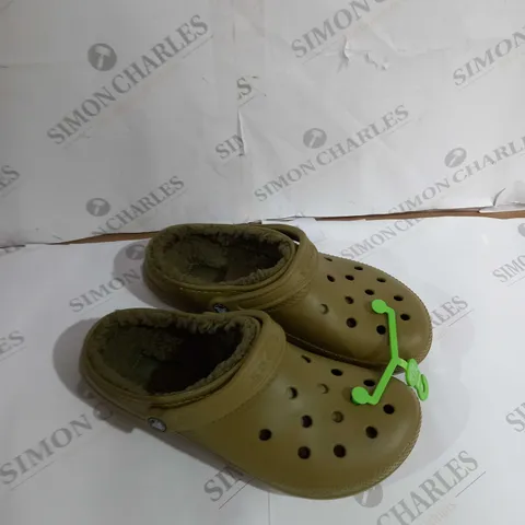 BAGGED PAIR OF CROCS CLASSIC LINED CROG ALOE UK M8 W9