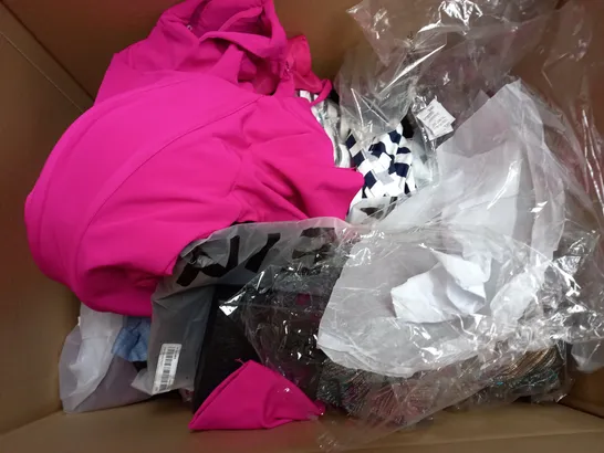 BOX OF APPROXIMATELY 25 ASSORTED CLOTHING ITEMS TO INCLUDE - SOCKS , T-SHIRT , JUMPER ETC