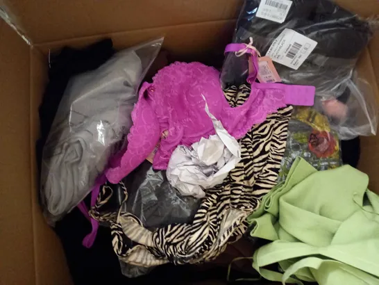 LARGE QUANTITY OF CLOTHING ITEMS TO INCLUDE DRESSES, SWEATERS, JEANS, T-SHIRTS, ETC