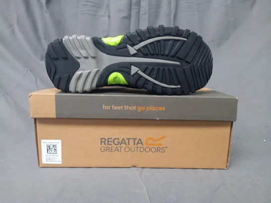 BOXED PAIR OF REGATTA KIDS WESTSHORE SANDALS IN BLACK/LIME GREEN UK SIZE 4