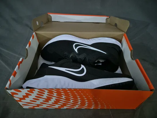 BOXED PAIR OF NIKE RENEW RUN 2 SHOES IN BLACK/WHITE UK SIZE 8.5