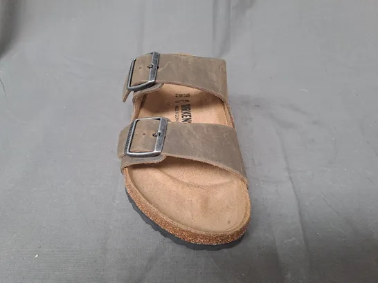 BOXED PAIR OF BIRKENSTOCK ARIZONA BS OPEN TOE SANDALS IN FADED KHAKI EU SIZE 39