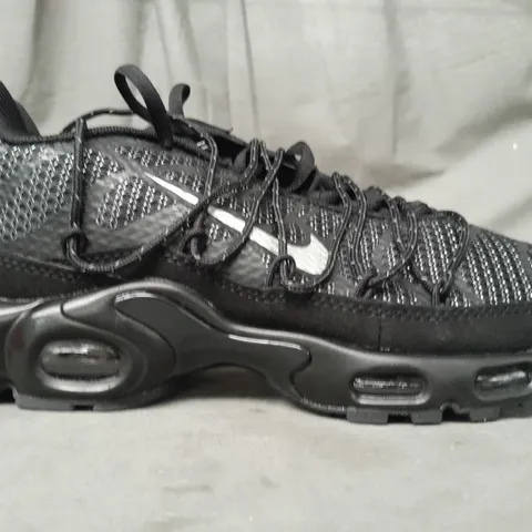 BOXED PAIR OF NIKE AIR MAX PLUS SHOES IN BLACK/SILVER UK SIZE 9