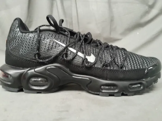 BOXED PAIR OF NIKE AIR MAX PLUS SHOES IN BLACK/SILVER UK SIZE 9