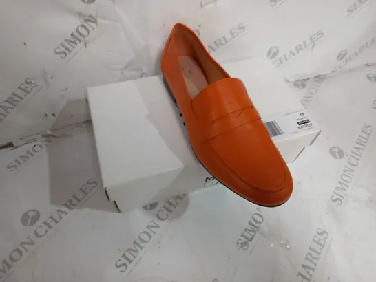 BOXED PAIR OF MODA IN PELLE ADELYN ORANGE LEATHER UNLINED FLAT LOAFER IN SIZE 40
