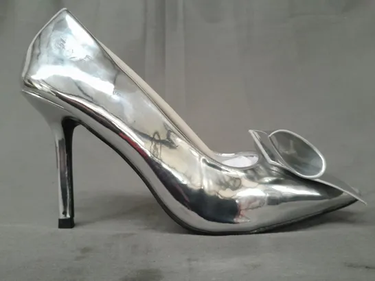 BOXED PAIR OF KAREN MILLEN TWIST BOW DETAIL POINTED TOE HEELS IN METALLIC SILVER SIZE 6