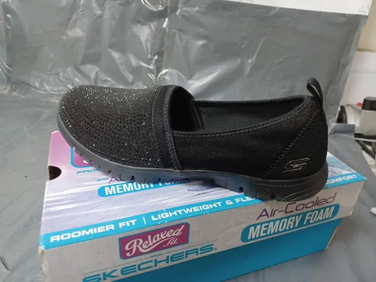 BOXED PAIR OF SKECHERS RELAXED FIT AIR COOLED MEMORY FOAM TRAINERS UK SIZE 6 - BLACK - 