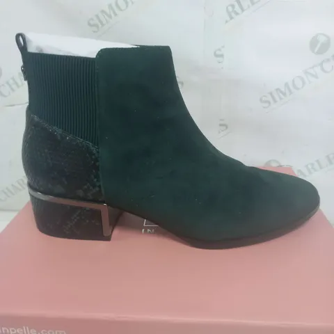 BOXED PAIR OF MODA IN PELLE LILITH ANKLE BOOTS FOREST GREEN SUEDE SIZE 7