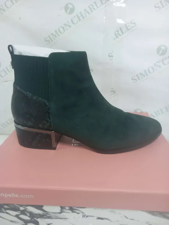 BOXED PAIR OF MODA IN PELLE LILITH ANKLE BOOTS FOREST GREEN SUEDE SIZE 7