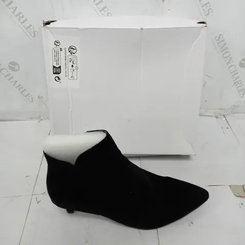 BOXED PAIR OF ZIP UP LOW HEELED BOOTS BLACK SIZE 41 