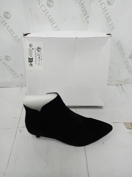 BOXED PAIR OF ZIP UP LOW HEELED BOOTS BLACK SIZE 41 