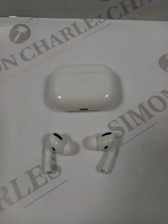 APPLE AIRPODS WITH MAGSAFE CHARGING CASE 