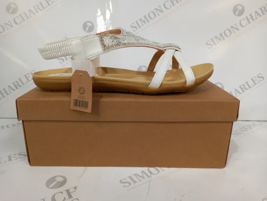 BOXED PAIR OF JO & JOE OPEN TOE SANDALS IN WHITE W. JEWEL EFFECT SIZE 8