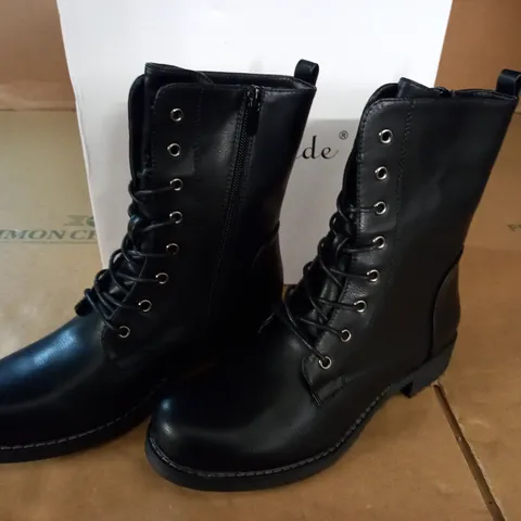 PAIR OF SUPER MODE BLACK BOOTS - SIZE 39