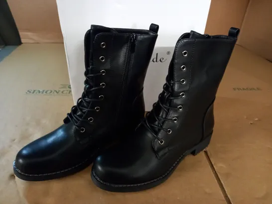 PAIR OF SUPER MODE BLACK BOOTS - SIZE 39