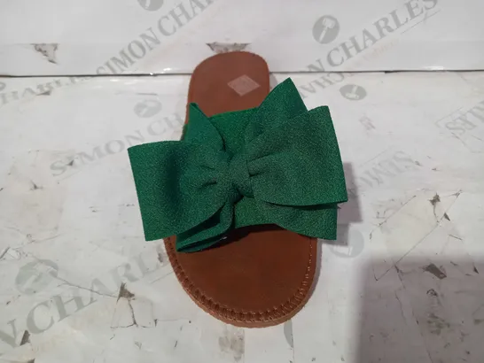 BOXED PAIR OFDESIGNER OPEN TOE FLAT SANDALS W. BOW IN GREEN EU SIZE 40