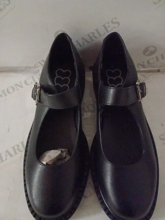 PAIR OF WOMEN'S MARY JANES SIZE 6